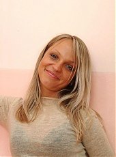 Horny blondie Daria gets naked and does a hot solo by giving her hairy pussy a fingerfuck live